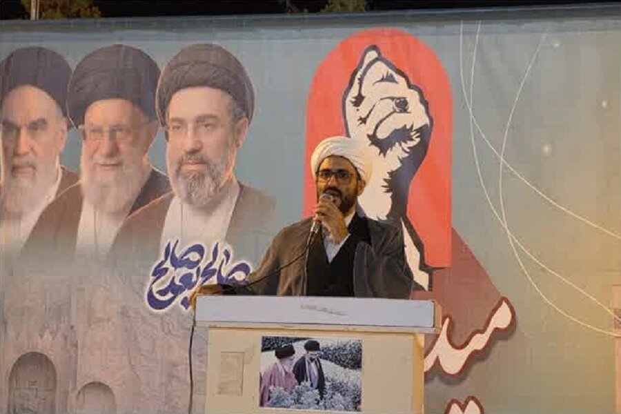 میدان را در برابر توطئه‌های دشمن خالی نمی‌گذاریم