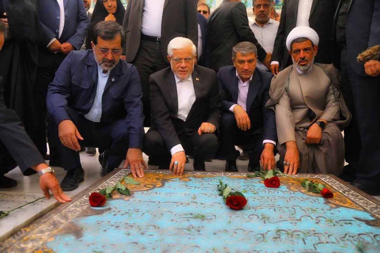 سفر معاون اول رئیس‌جمهور به قم / دیدار با اعضای جامعه مدرسین حوزه + عکس
