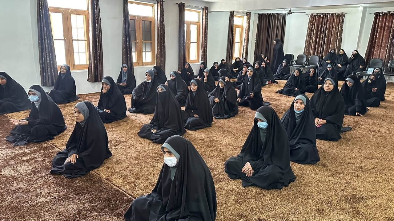 جموں وکشمیر؛ جامعہ المصطفیٰ العالمیہ کی جانب سے مکتبِ زہراء کی طالبات میں تقسیمِ اسناد