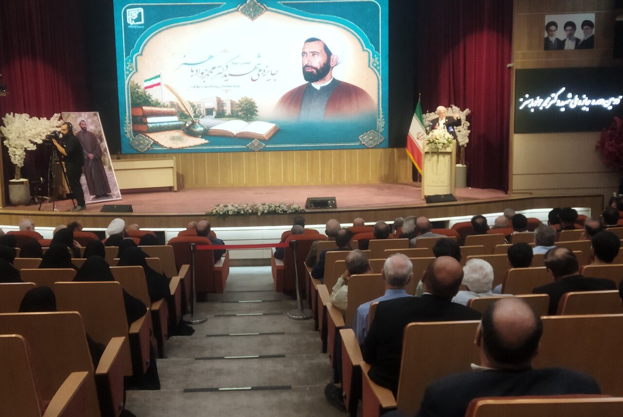 حفظ دانشمندان و ارتقای منزلت معلمان، ضرورت امروز کشور است
