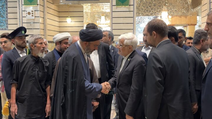 معاون اول رئیس‌جمهور به زیارت حرم بانوی کرامت مشرف شد