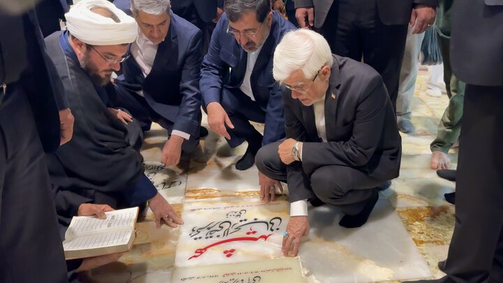 معاون اول رئیس‌جمهور به زیارت حرم بانوی کرامت مشرف شد