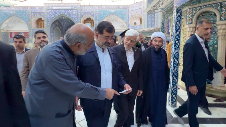 معاون اول رئیس‌جمهور به زیارت حرم بانوی کرامت مشرف شد