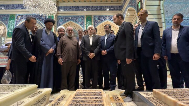 معاون اول رئیس‌جمهور به زیارت حرم بانوی کرامت مشرف شد