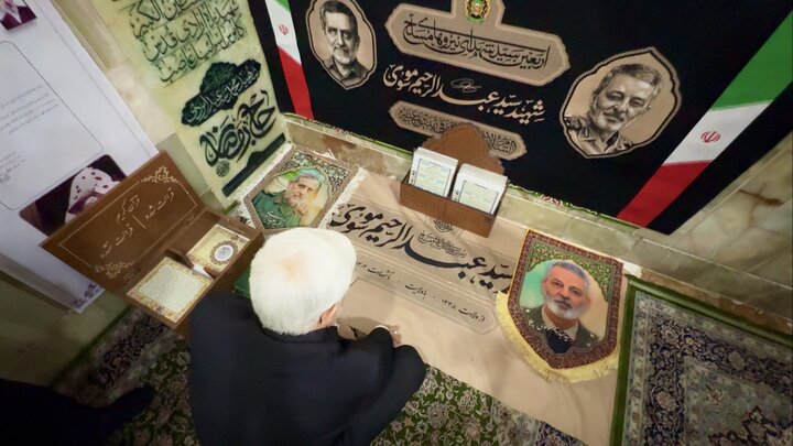 معاون اول رئیس‌جمهور به زیارت حرم بانوی کرامت مشرف شد