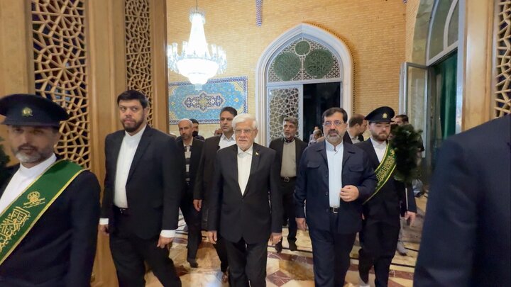 معاون اول رئیس‌جمهور به زیارت حرم بانوی کرامت مشرف شد