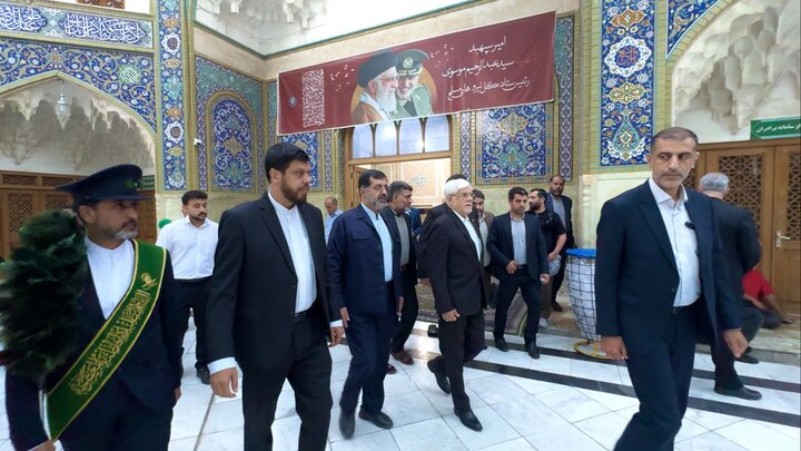 معاون اول رئیس‌جمهور به زیارت حرم بانوی کرامت مشرف شد