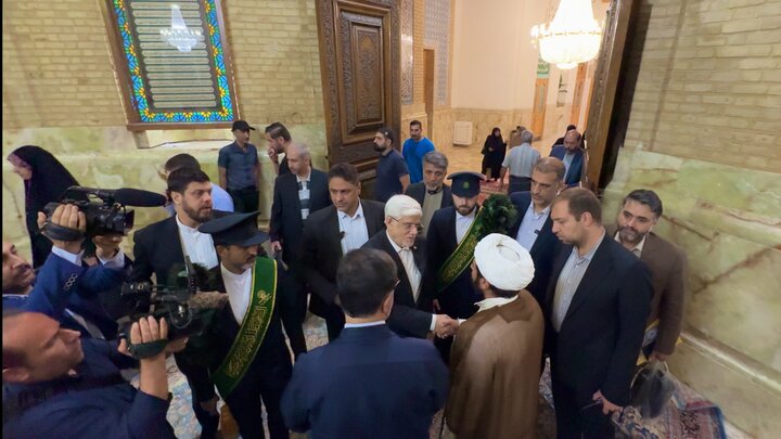 معاون اول رئیس‌جمهور به زیارت حرم بانوی کرامت مشرف شد