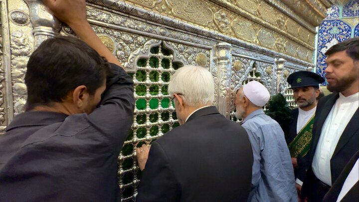 معاون اول رئیس‌جمهور به زیارت حرم بانوی کرامت مشرف شد