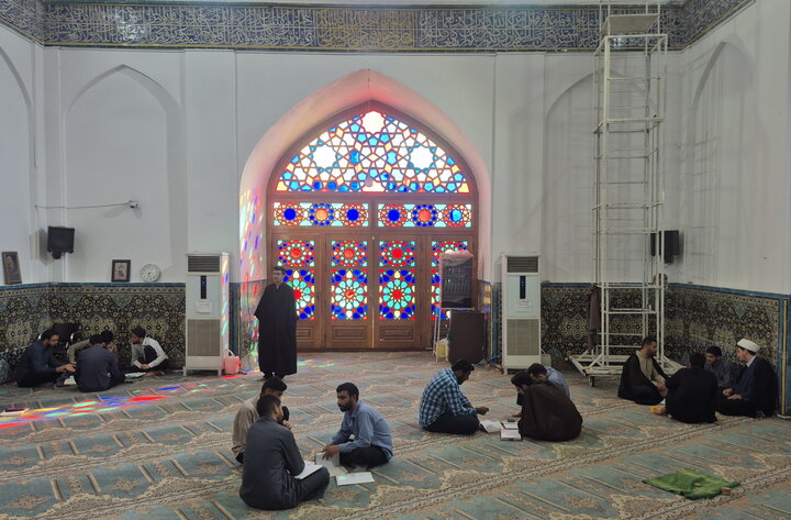 تصاویر/ مباحثه طلاب مدرسه علمیه امام‌ خمینی(ره) کاشان
