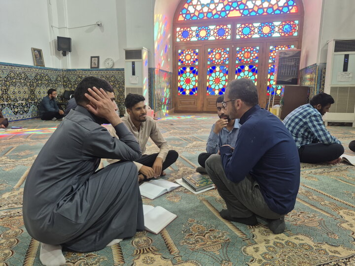 تصاویر/ مباحثه طلاب مدرسه علمیه امام‌ خمینی(ره) کاشان