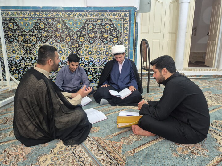 تصاویر/ مباحثه طلاب مدرسه علمیه امام‌ خمینی(ره) کاشان