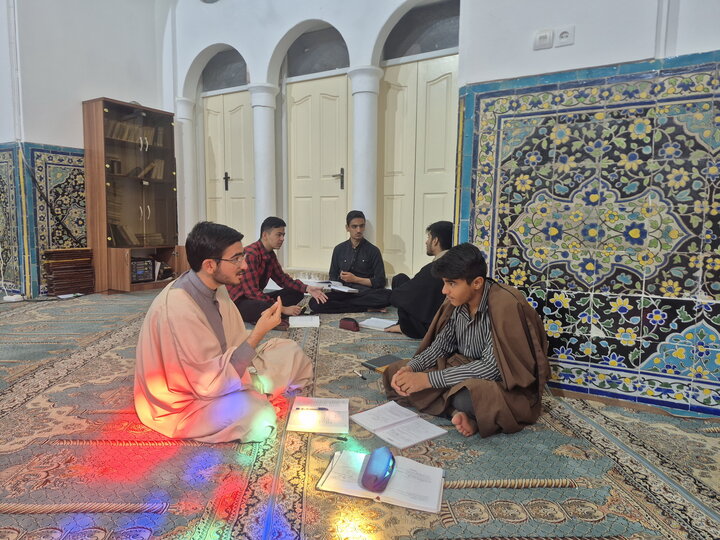تصاویر/ مباحثه طلاب مدرسه علمیه امام‌ خمینی(ره) کاشان