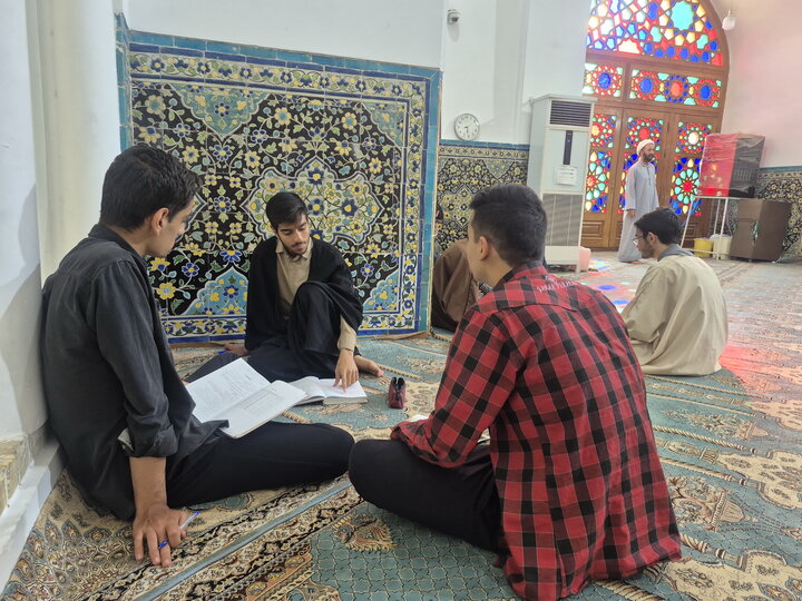 تصاویر/ مباحثه طلاب مدرسه علمیه امام‌ خمینی(ره) کاشان