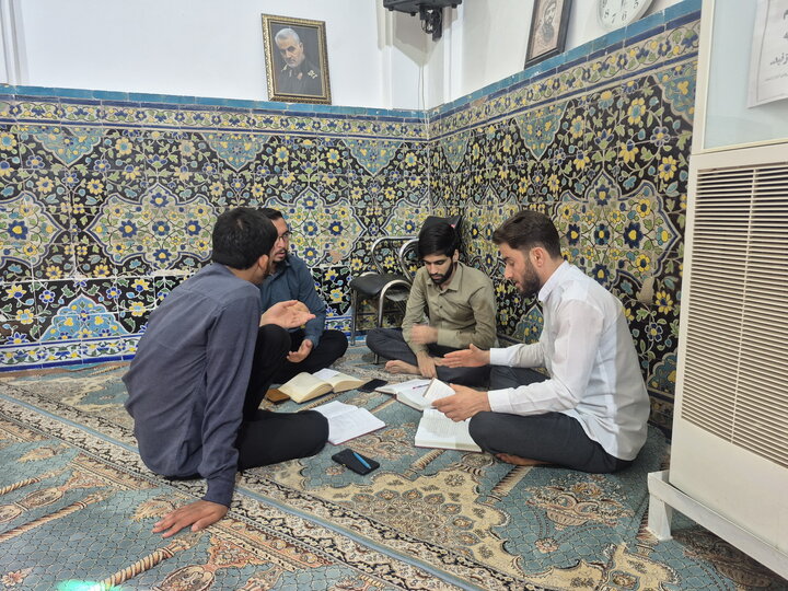 تصاویر/ مباحثه طلاب مدرسه علمیه امام‌ خمینی(ره) کاشان