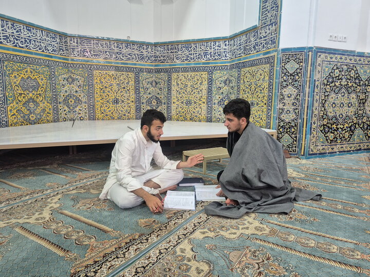 تصاویر/ مباحثه طلاب مدرسه علمیه امام‌ خمینی(ره) کاشان