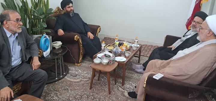 تسلیت نمایندگان آیت‌الله اعرافی به مدیر مدرسه علمیه امام عصر (عج) قم