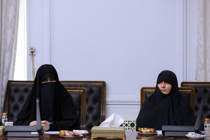 نشست مدیر و معاونان جامعه الزهرا(س) با رئیس جمهور