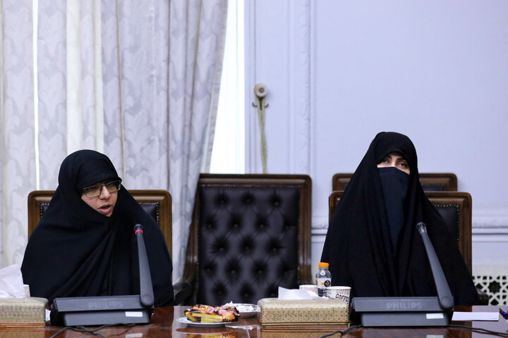 نشست مدیر و معاونان جامعه الزهرا(س) با رئیس جمهور