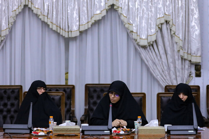 نشست مدیر و معاونان جامعه الزهرا(س) با رئیس جمهور
