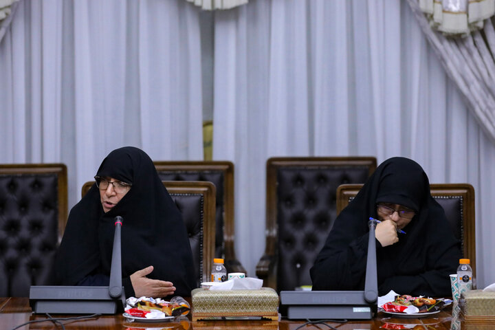 نشست مدیر و معاونان جامعه الزهرا(س) با رئیس جمهور