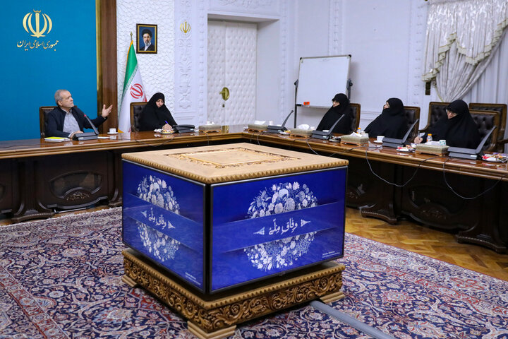 نشست مدیر و معاونان جامعه الزهرا(س) با رئیس جمهور