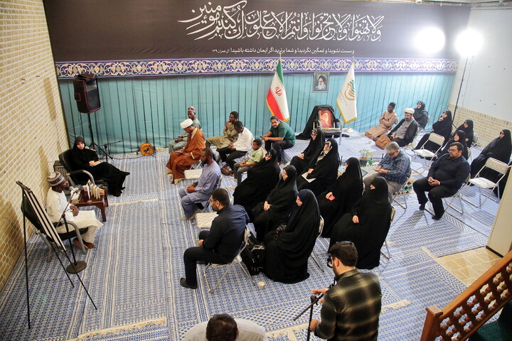 تصاویر/ آئین رونمایی از کتاب اهــل زاریـــا