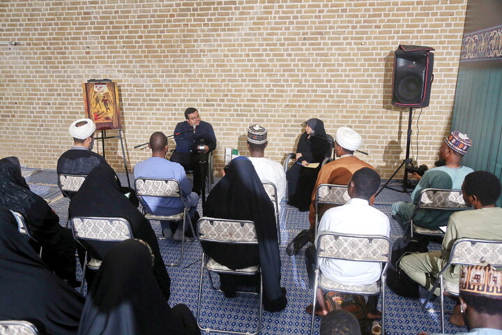 تصاویر/ آئین رونمایی از کتاب اهــل زاریـــا