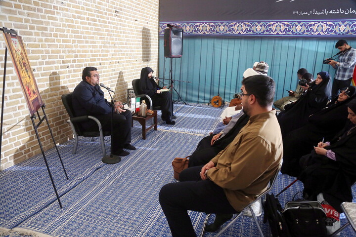 تصاویر/ آئین رونمایی از کتاب اهــل زاریـــا