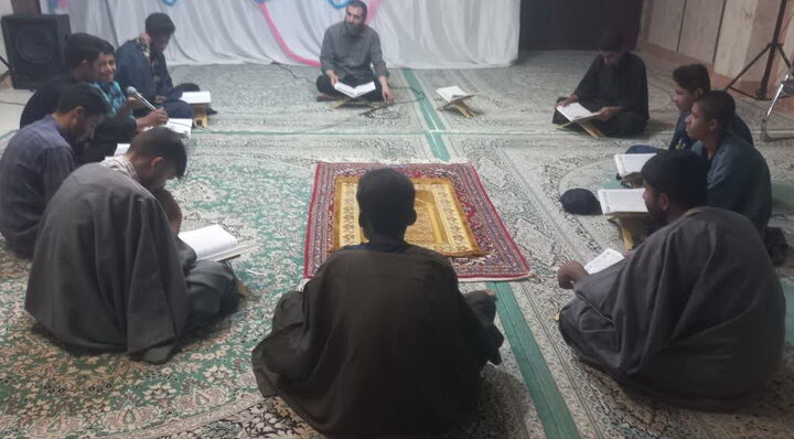 تصاویر/ جلسه قرائت سوره فتح برای سلامتی رهبر معظم انقلاب در مدرسه علمیه الغدیر نراق
