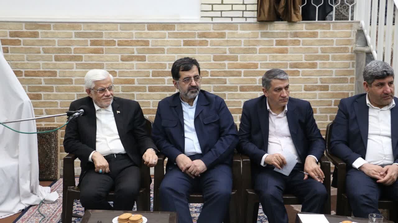 النائب الأول لرئيس الجمهور يلتقي بآية الله العظمى الشبيري الزنجاني