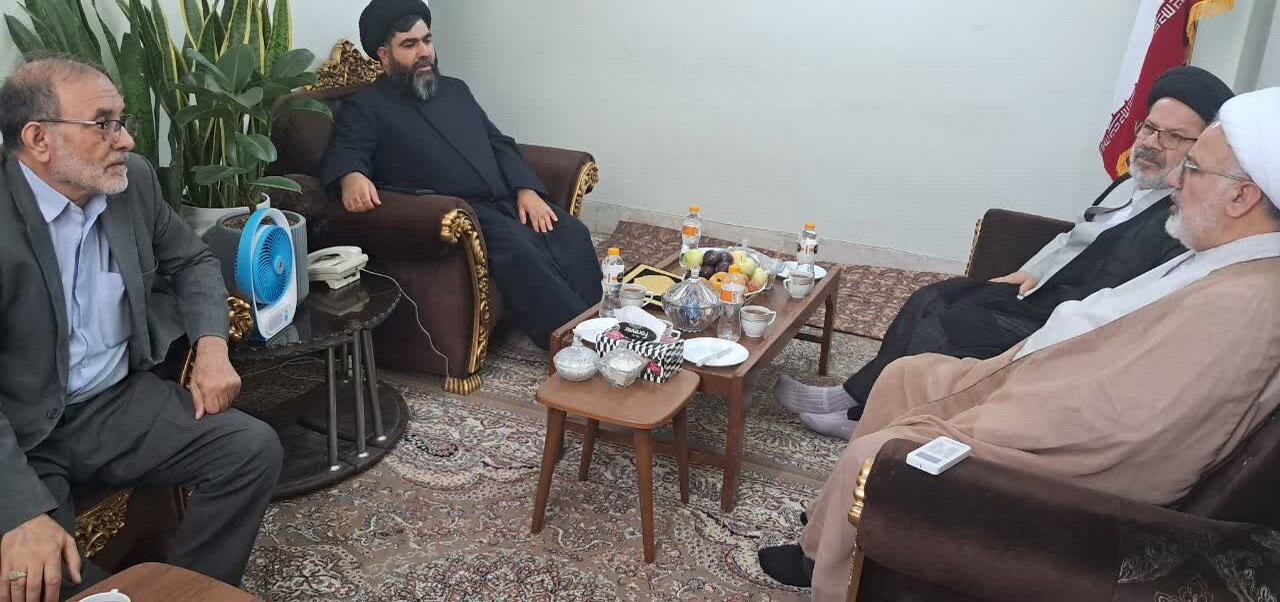 تسلیت نمایندگان آیت‌الله اعرافی به مدیر مدرسه علمیه امام عصر (عج) قم