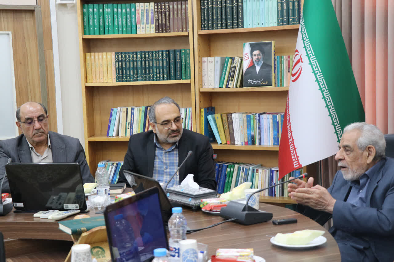 نشست علمی تخصصی زیستن با نهج‌البلاغه که در محل نمایشگاه دائمی بنیاد پژوهش‌های اسلامی آستان قدس رضوی