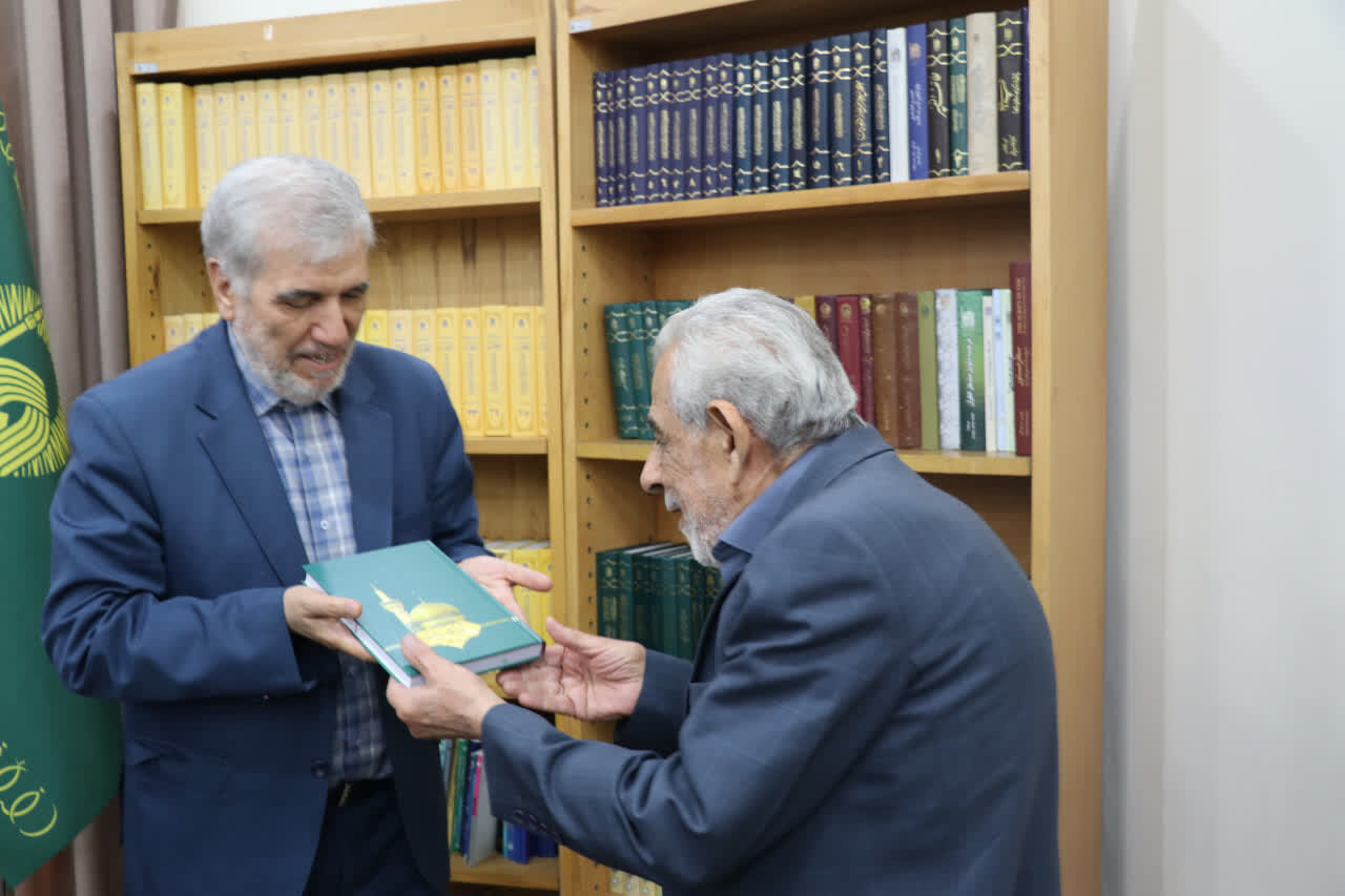 نشست علمی تخصصی زیستن با نهج‌البلاغه که در محل نمایشگاه دائمی بنیاد پژوهش‌های اسلامی آستان قدس رضوی