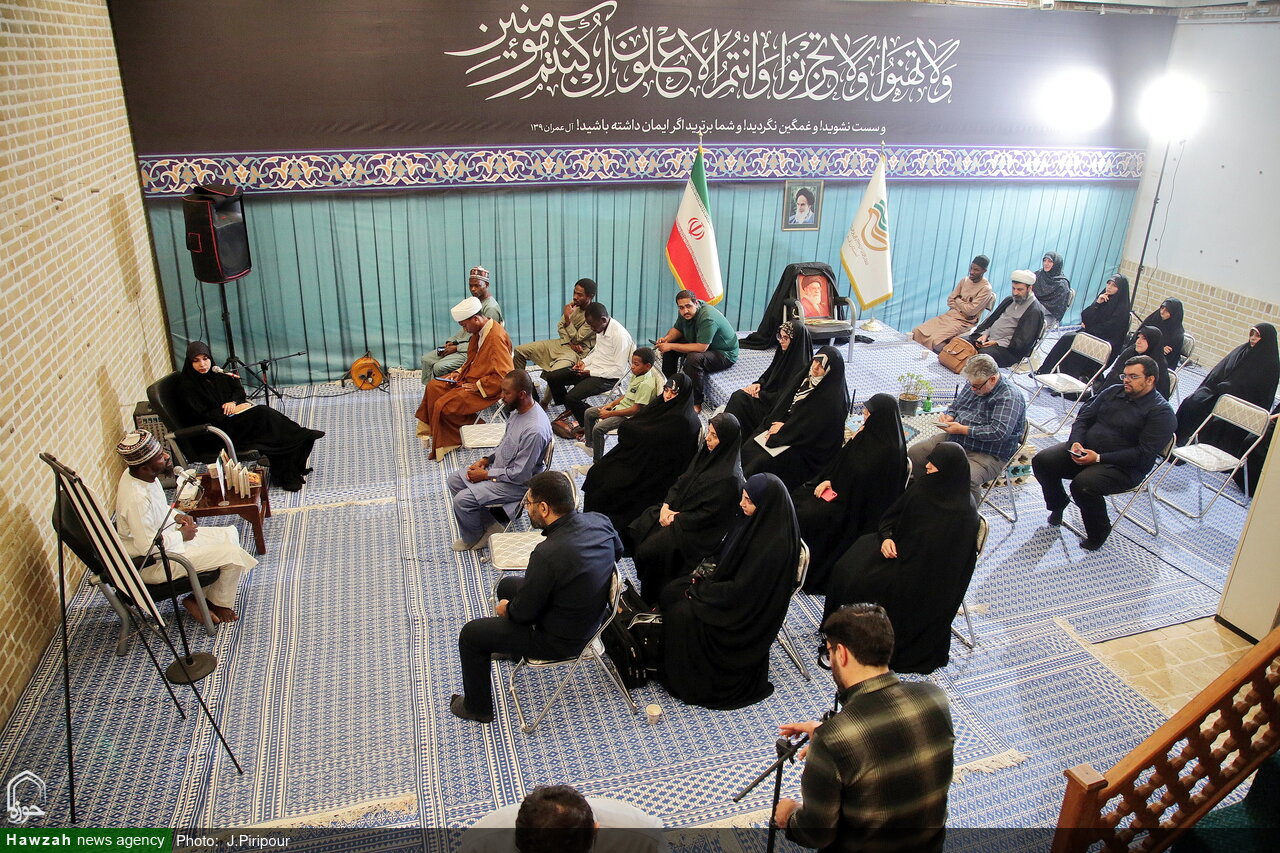 تصاویر/ آئین رونمایی از کتاب اهــل زاریـــا