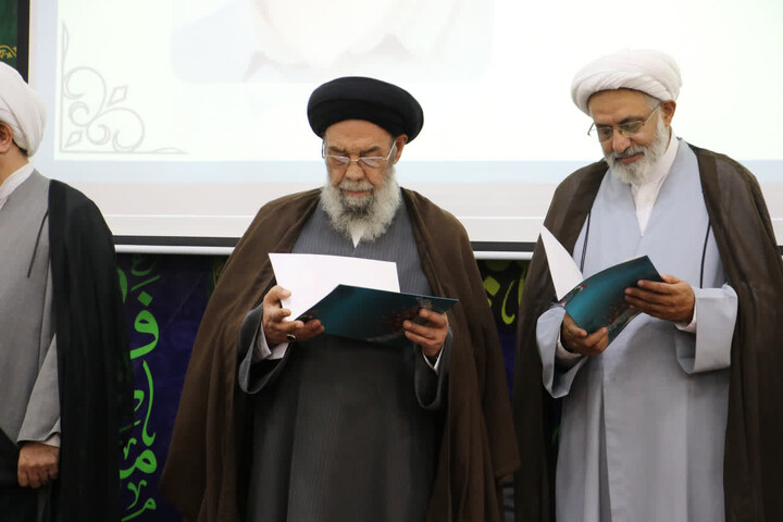 تصاویر|تجلیل از برگزیدگان المپیاد علمی در آیین افتتاحیه سال تحصیلی حوزه علمیه اصفهان