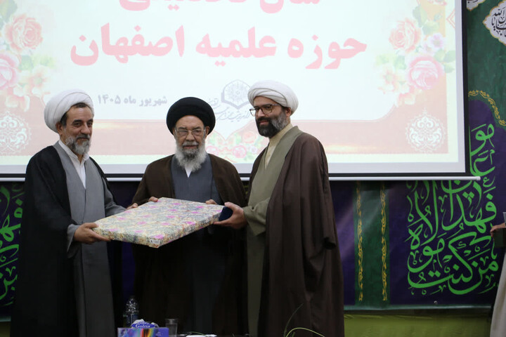 تصاویر|تجلیل از برگزیدگان المپیاد علمی در آیین افتتاحیه سال تحصیلی حوزه علمیه اصفهان
