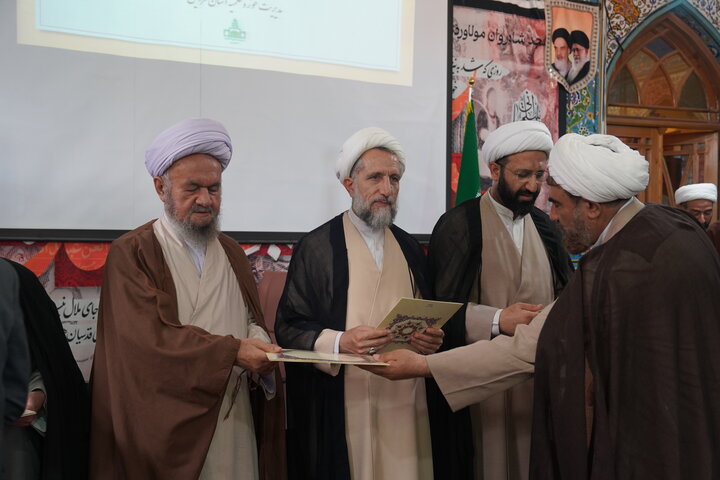 تصاویر / تجلیل از طلاب واساتید حوزه علمیه استان قزوین در جشنواره علامه حلی توسط معاون امور طلاب حوزه های علمیه کشور