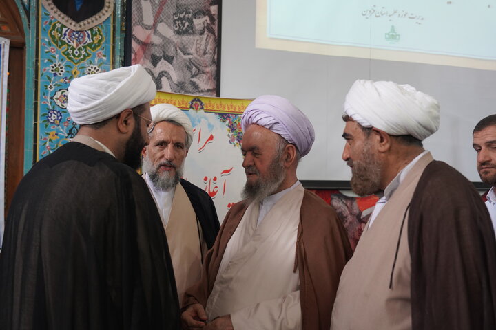 تصاویر / تجلیل از طلاب واساتید حوزه علمیه استان قزوین در جشنواره علامه حلی توسط معاون امور طلاب حوزه های علمیه کشور