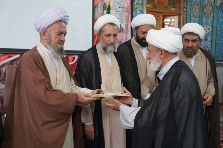 تصاویر / تجلیل از طلاب واساتید حوزه علمیه استان قزوین در جشنواره علامه حلی توسط معاون امور طلاب حوزه های علمیه کشور