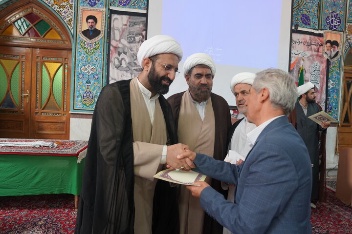 تصاویر / تجلیل از طلاب واساتید حوزه علمیه استان قزوین در جشنواره علامه حلی توسط معاون امور طلاب حوزه های علمیه کشور