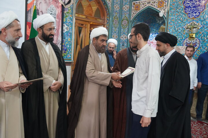 تصاویر / تجلیل از طلاب واساتید حوزه علمیه استان قزوین در جشنواره علامه حلی توسط معاون امور طلاب حوزه های علمیه کشور
