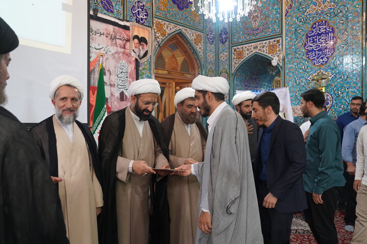 تصاویر / تجلیل از طلاب واساتید حوزه علمیه استان قزوین در جشنواره علامه حلی توسط معاون امور طلاب حوزه های علمیه کشور