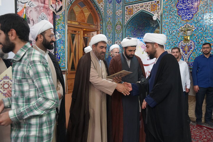 تصاویر / تجلیل از طلاب واساتید حوزه علمیه استان قزوین در جشنواره علامه حلی توسط معاون امور طلاب حوزه های علمیه کشور