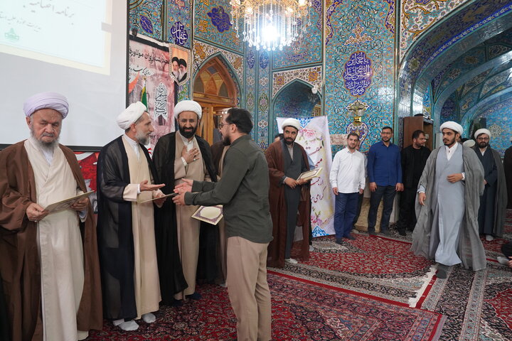تصاویر / تجلیل از طلاب واساتید حوزه علمیه استان قزوین در جشنواره علامه حلی توسط معاون امور طلاب حوزه های علمیه کشور