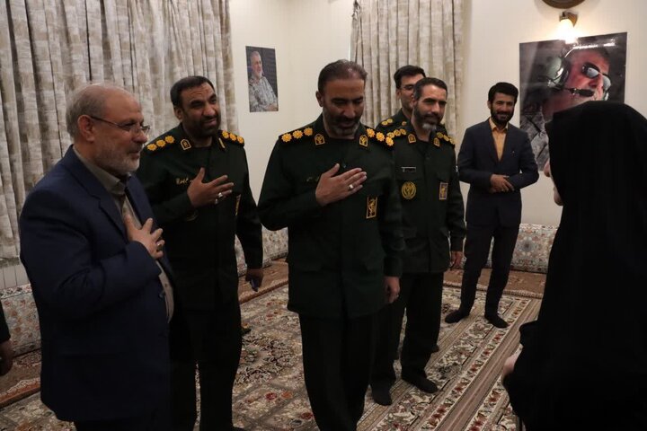 تصاویر/ دیدار معاون روابط عمومی و سخنگوی سپاه پاسداران انقلاب اسلامی با خانواده شهید پاکپور