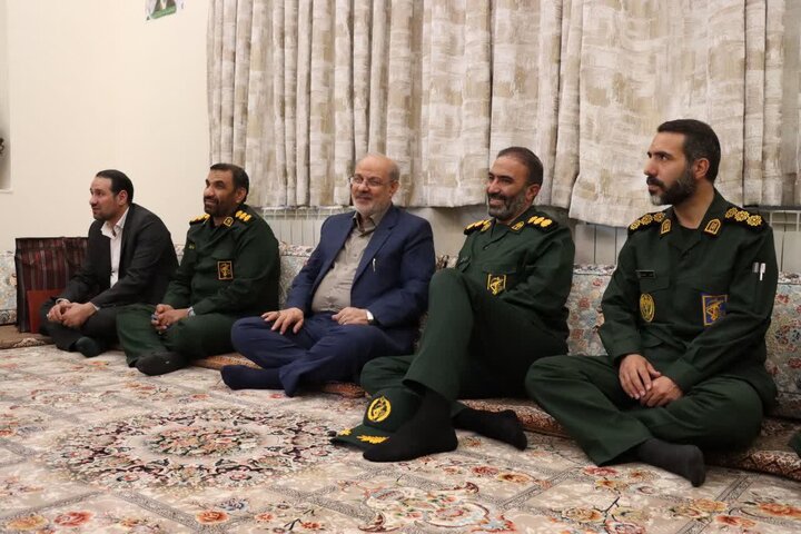 تصاویر/ دیدار معاون روابط عمومی و سخنگوی سپاه پاسداران انقلاب اسلامی با خانواده شهید پاکپور
