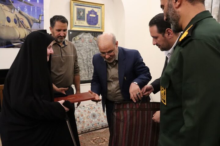 تصاویر/ دیدار معاون روابط عمومی و سخنگوی سپاه پاسداران انقلاب اسلامی با خانواده شهید پاکپور
