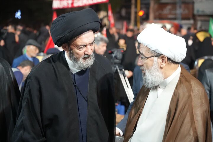 تصاویر/ حضور و سخنرانی عضو شورای عالی حوزه های علمیه در تجمع شبانه مردم اردبیل