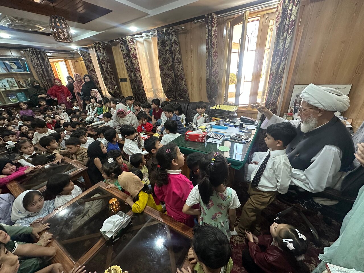 امام جمعہ سکردو سے روپانی فاؤنڈیشن کے نونہال بچوں کی صمیمی ملاقات